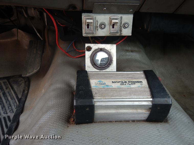 image for item KU9396 2001 Chevrolet Silverado 3500HD  bucket truck