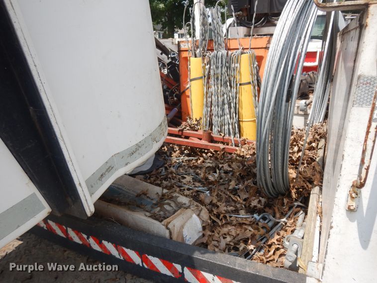 image for item KU9396 2001 Chevrolet Silverado 3500HD  bucket truck