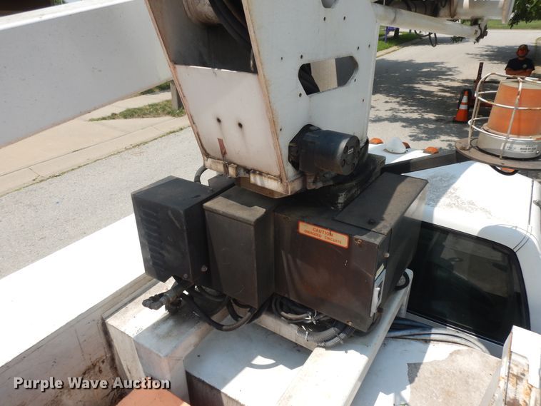 image for item KU9396 2001 Chevrolet Silverado 3500HD  bucket truck