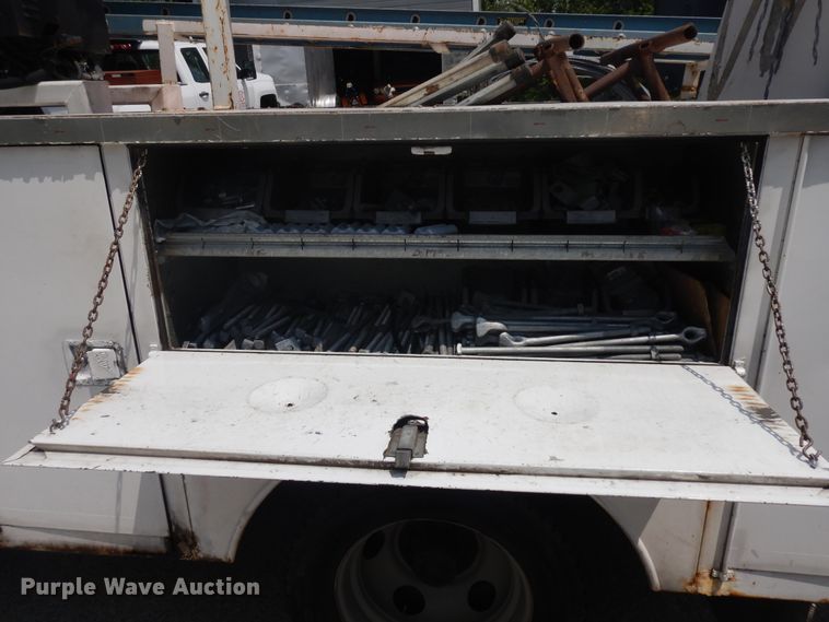 image for item KU9396 2001 Chevrolet Silverado 3500HD  bucket truck