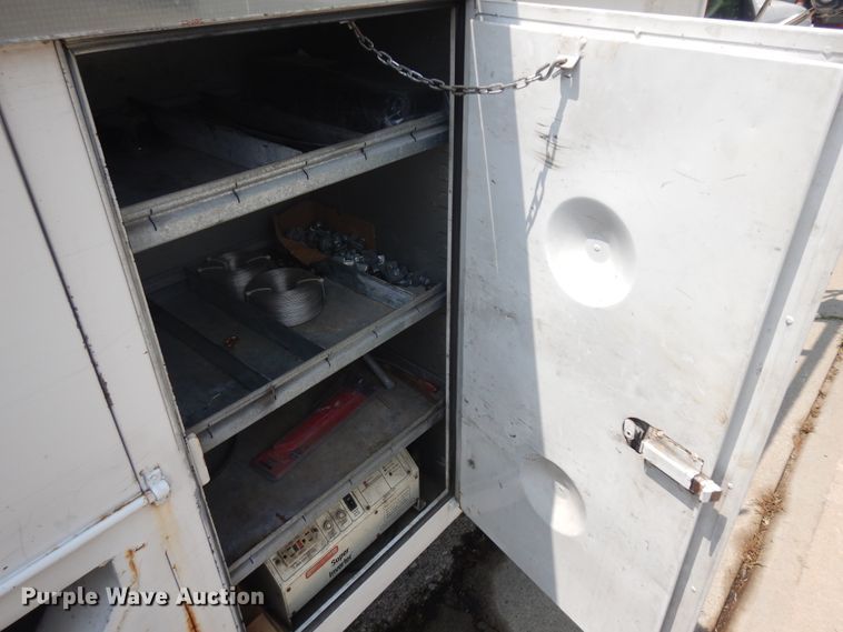 image for item KU9396 2001 Chevrolet Silverado 3500HD  bucket truck