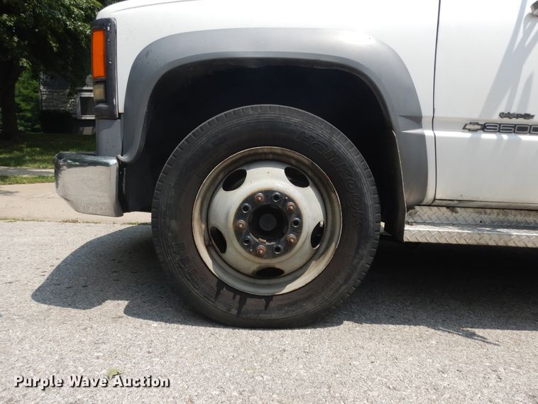 image for item KU9396 2001 Chevrolet Silverado 3500HD  bucket truck