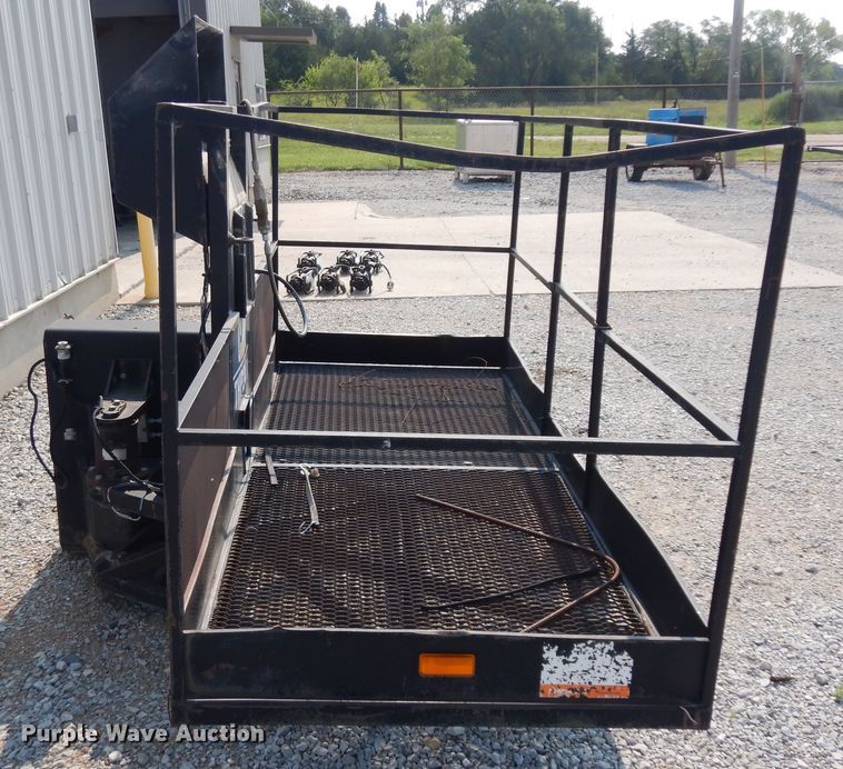 2005 Caterpillar THP24S telehandler basket in Beatrice, NE Item