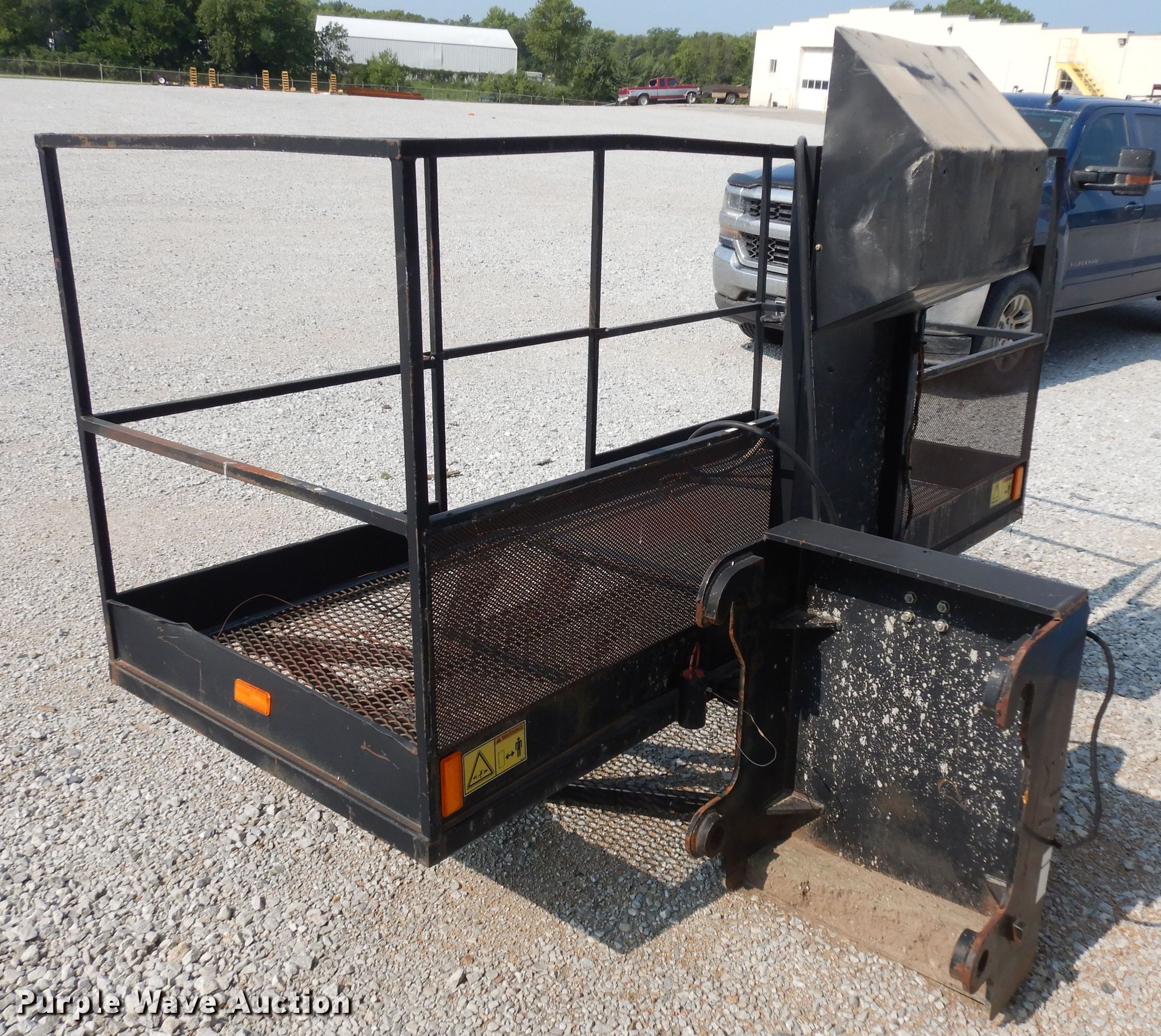 2005 Caterpillar THP24S telehandler basket in Beatrice, NE Item