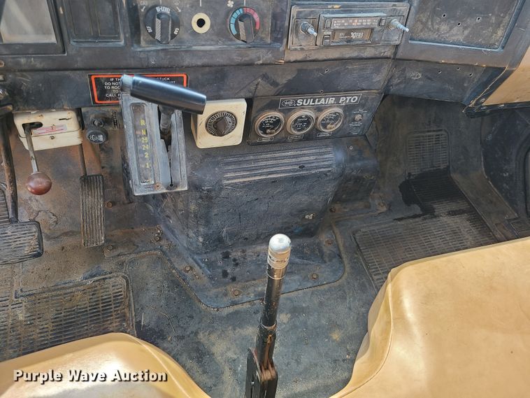 image for item DI6002 1993 International 4700  utility / service truck