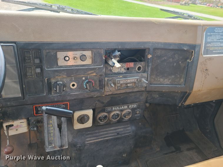 image for item DI6002 1993 International 4700  utility / service truck