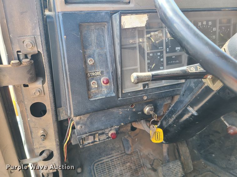 image for item DI6002 1993 International 4700  utility / service truck