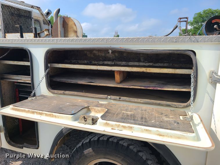 image for item DI6002 1993 International 4700  utility / service truck