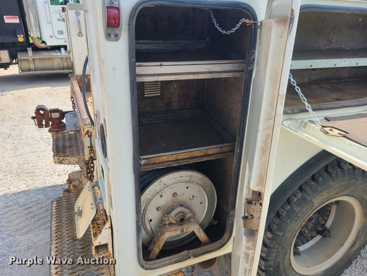 image for item DI6002 1993 International 4700  utility / service truck