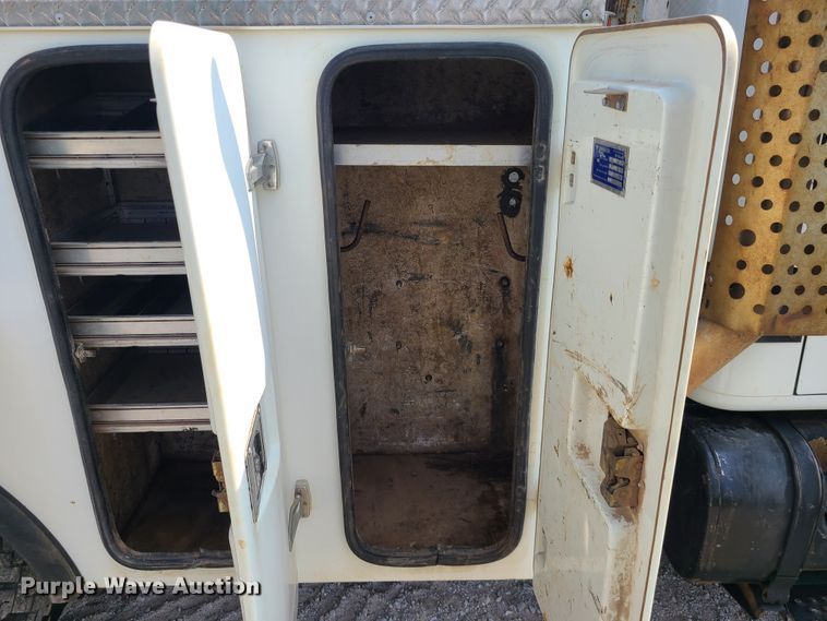 image for item DI6002 1993 International 4700  utility / service truck