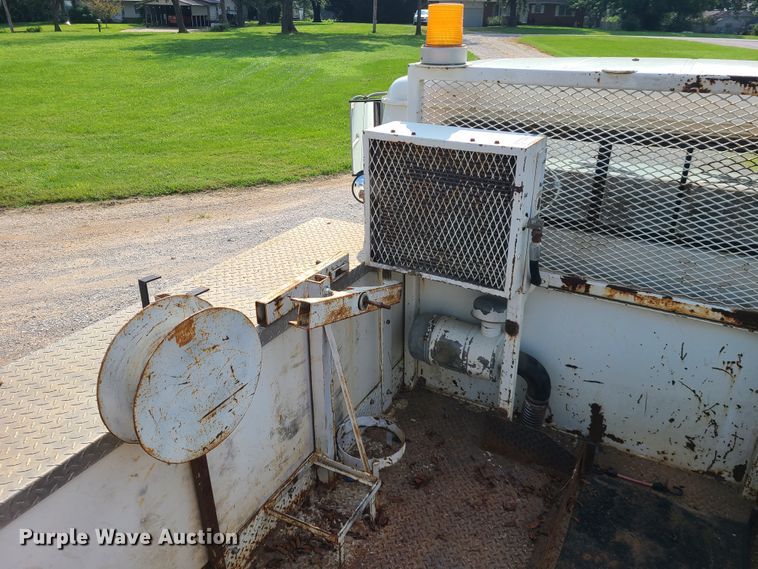 image for item DI6002 1993 International 4700  utility / service truck