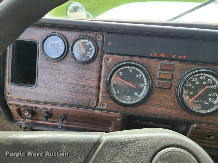 image for item DI6005 1999 Freightliner FLD112  dump truck