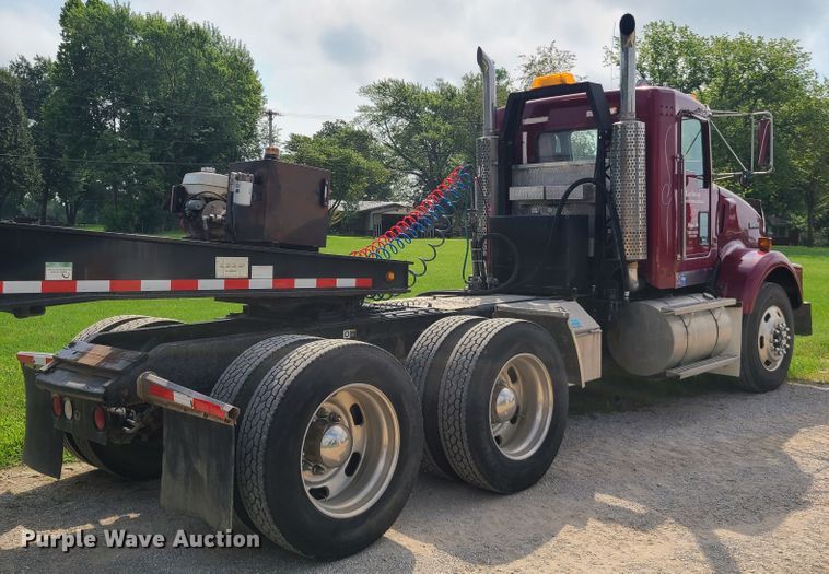 image for item DI6006 2004 Kenworth T800  semi truck