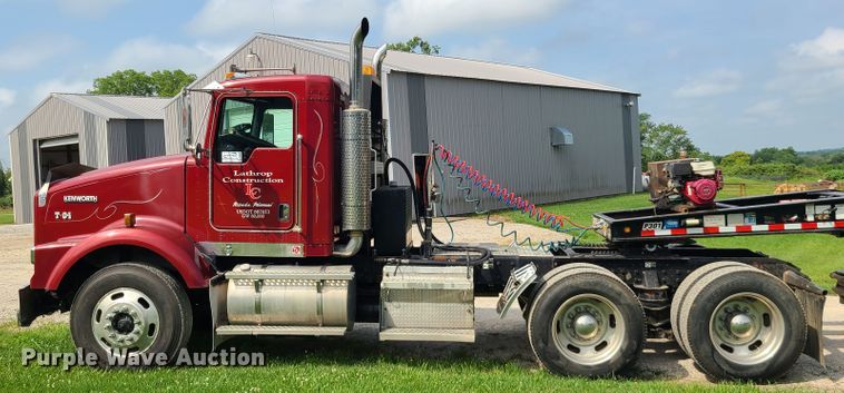 image for item DI6006 2004 Kenworth T800  semi truck