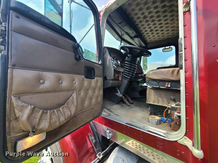 image for item DI6006 2004 Kenworth T800  semi truck