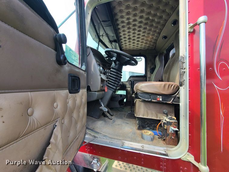 image for item DI6006 2004 Kenworth T800  semi truck