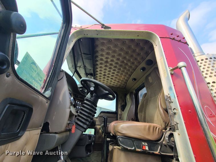 image for item DI6006 2004 Kenworth T800  semi truck