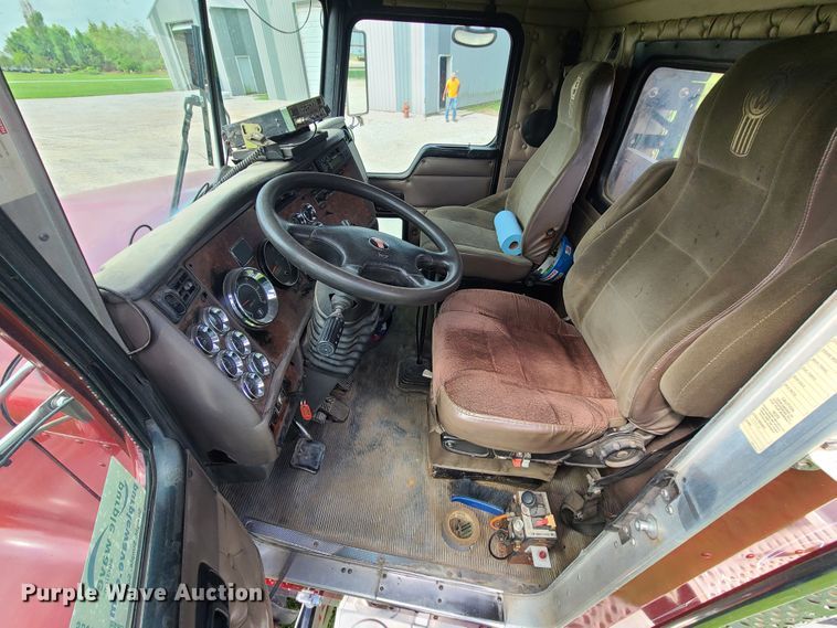 image for item DI6006 2004 Kenworth T800  semi truck