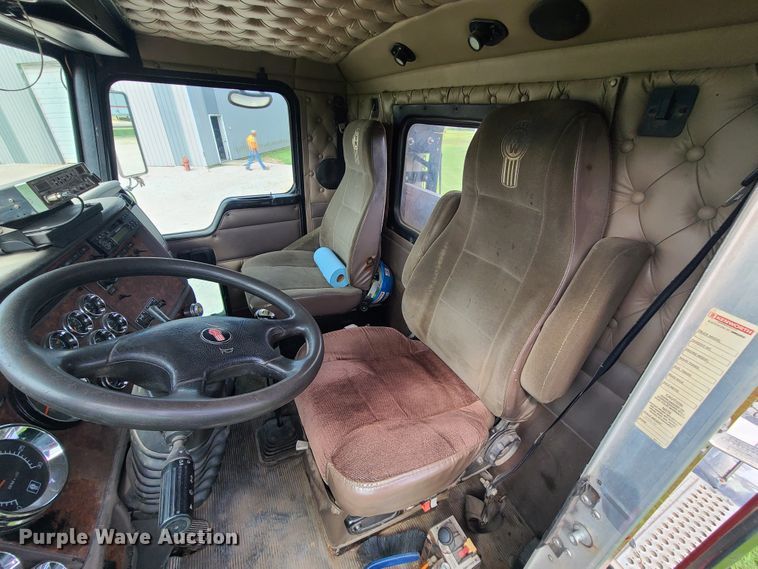 image for item DI6006 2004 Kenworth T800  semi truck