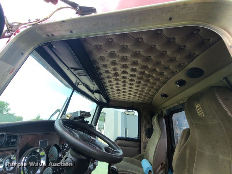 image for item DI6006 2004 Kenworth T800  semi truck