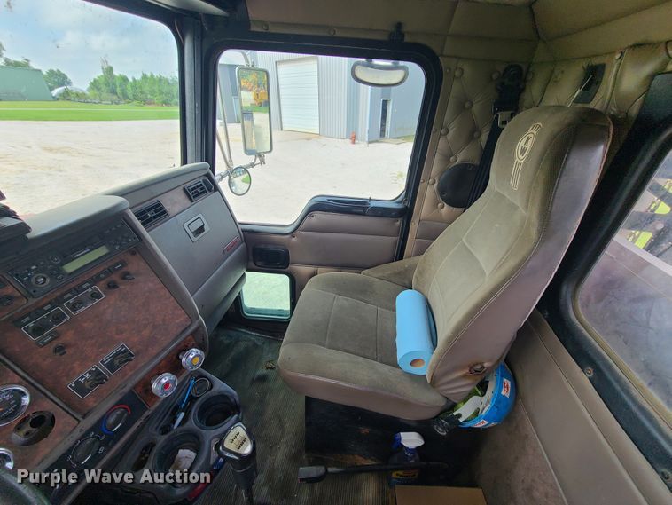 image for item DI6006 2004 Kenworth T800  semi truck