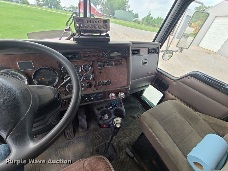 image for item DI6006 2004 Kenworth T800  semi truck