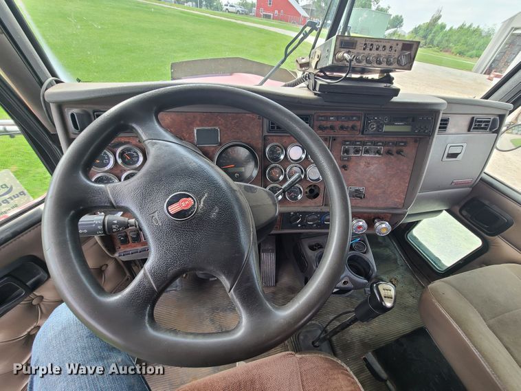 image for item DI6006 2004 Kenworth T800  semi truck