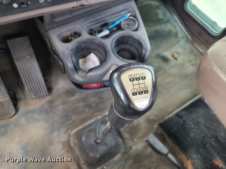 image for item DI6006 2004 Kenworth T800  semi truck