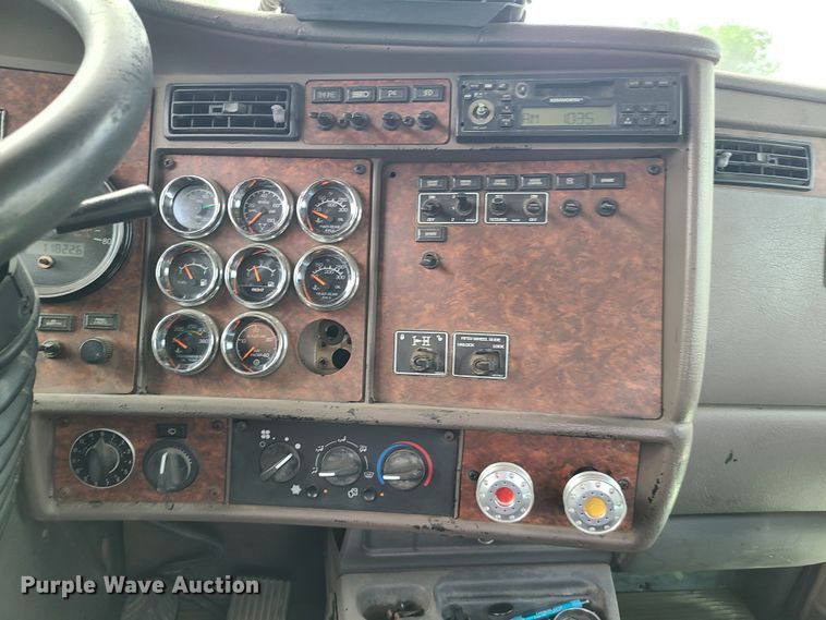 image for item DI6006 2004 Kenworth T800  semi truck