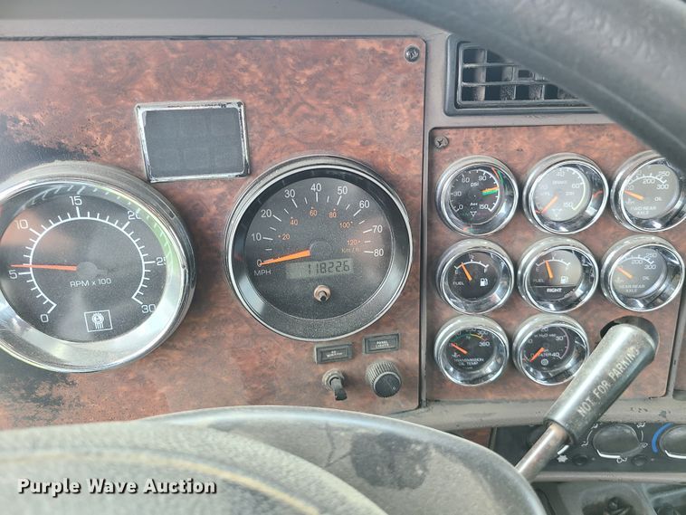 image for item DI6006 2004 Kenworth T800  semi truck