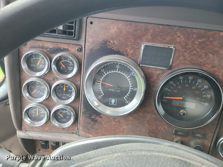 image for item DI6006 2004 Kenworth T800  semi truck