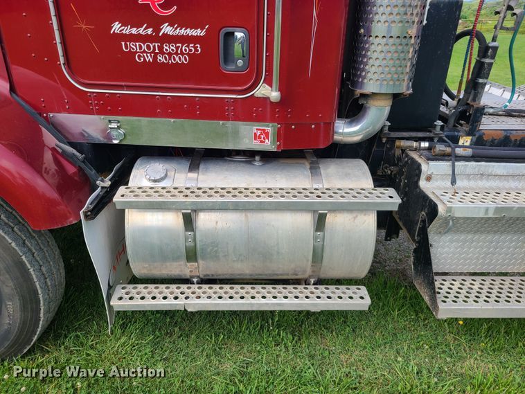 image for item DI6006 2004 Kenworth T800  semi truck