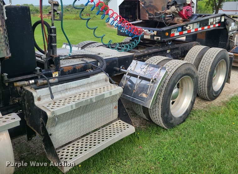 image for item DI6006 2004 Kenworth T800  semi truck