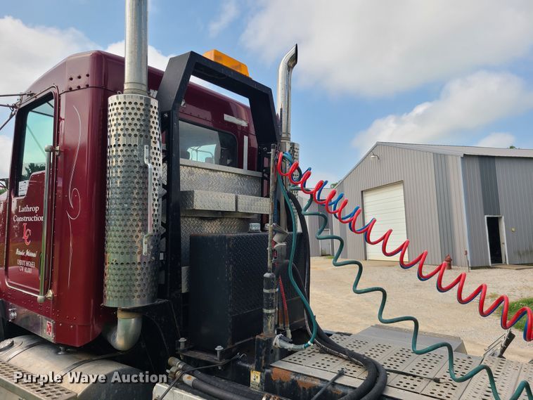 image for item DI6006 2004 Kenworth T800  semi truck