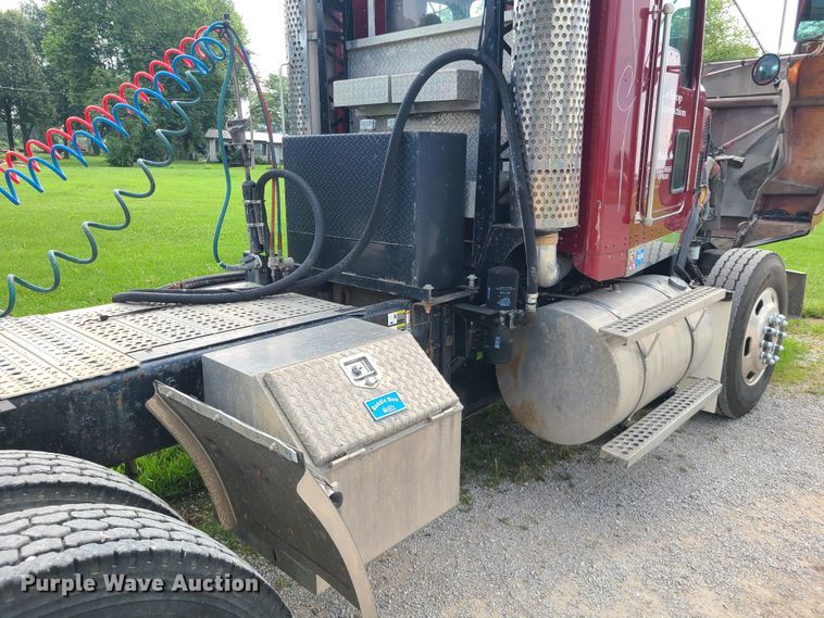 image for item DI6006 2004 Kenworth T800  semi truck