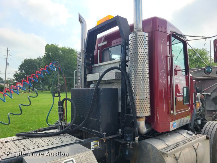 image for item DI6006 2004 Kenworth T800  semi truck