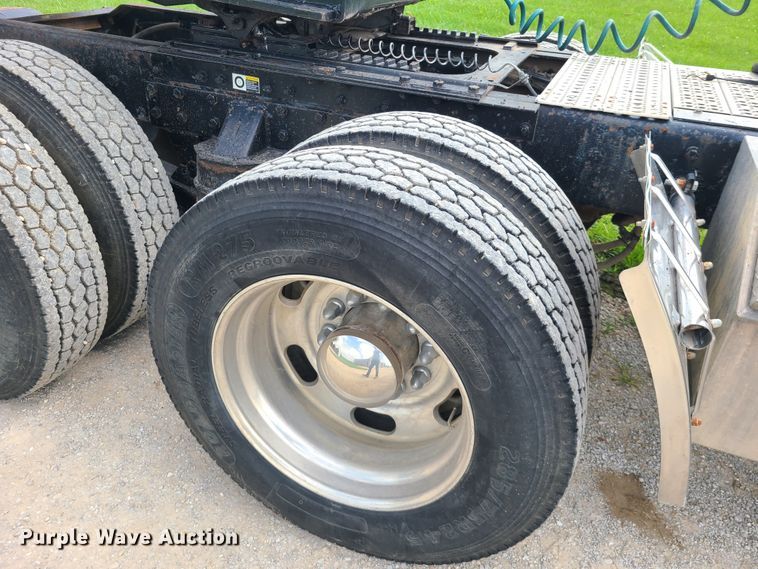 image for item DI6006 2004 Kenworth T800  semi truck