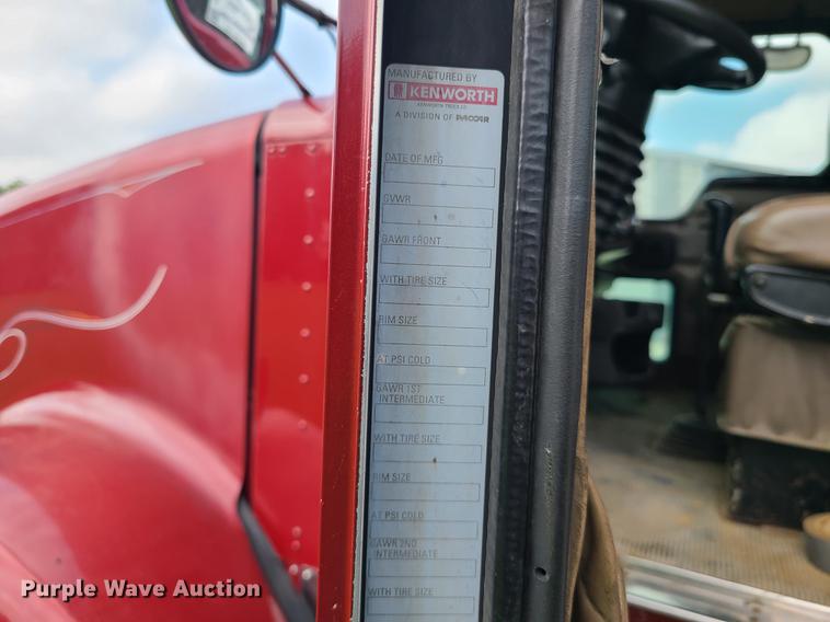 image for item DI6006 2004 Kenworth T800  semi truck