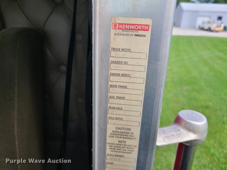 image for item DI6006 2004 Kenworth T800  semi truck