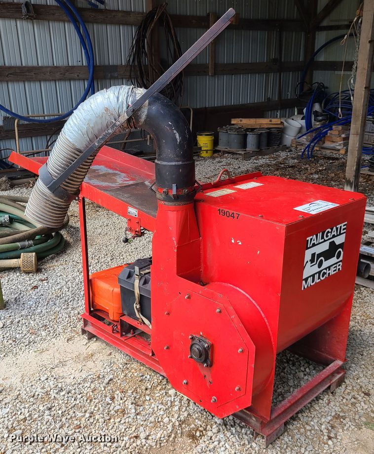 Tailgate Mulcher straw blower in Nevada, MO Item DI6043 sold Purple
