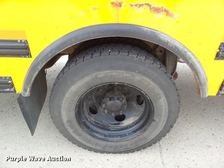 image for item DA7154 2004 Freightliner FS65  school bus