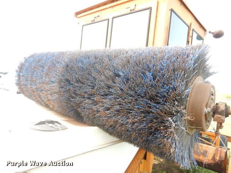 image for item DG0739 Broce T15  broom