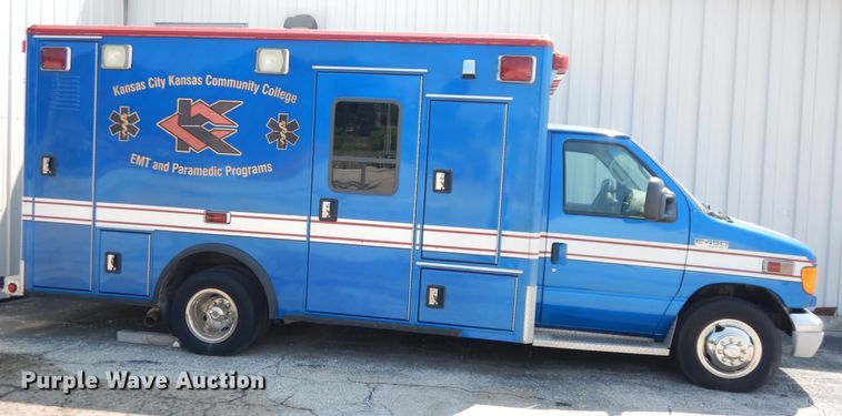 image for item DG0744 2006 Ford E450 Super Duty  ambulance