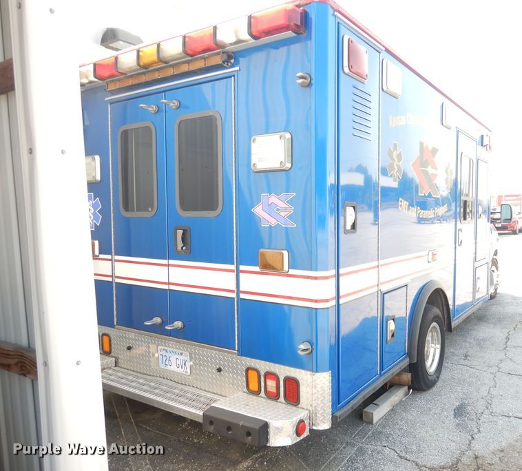 image for item DG0744 2006 Ford E450 Super Duty  ambulance