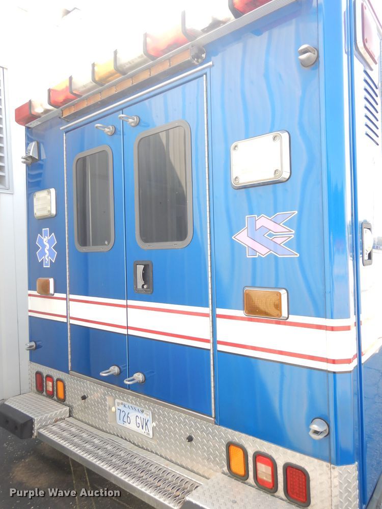 image for item DG0744 2006 Ford E450 Super Duty  ambulance
