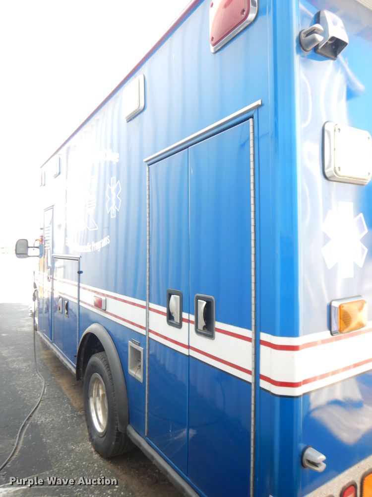 image for item DG0744 2006 Ford E450 Super Duty  ambulance