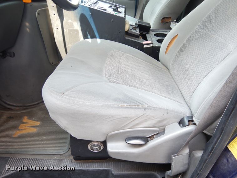 image for item DG0744 2006 Ford E450 Super Duty  ambulance