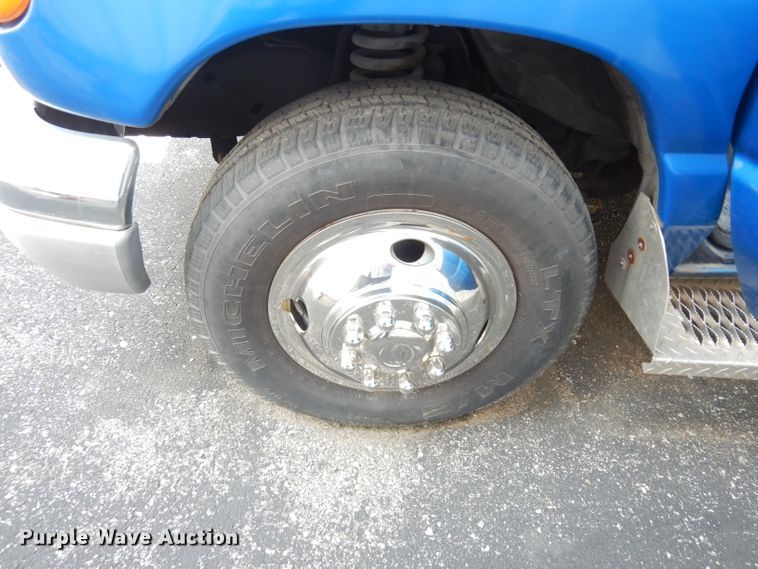 image for item DG0744 2006 Ford E450 Super Duty  ambulance