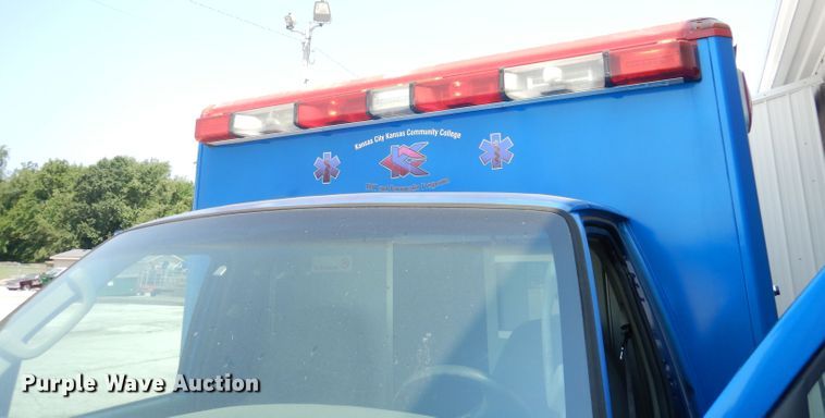 image for item DG0744 2006 Ford E450 Super Duty  ambulance