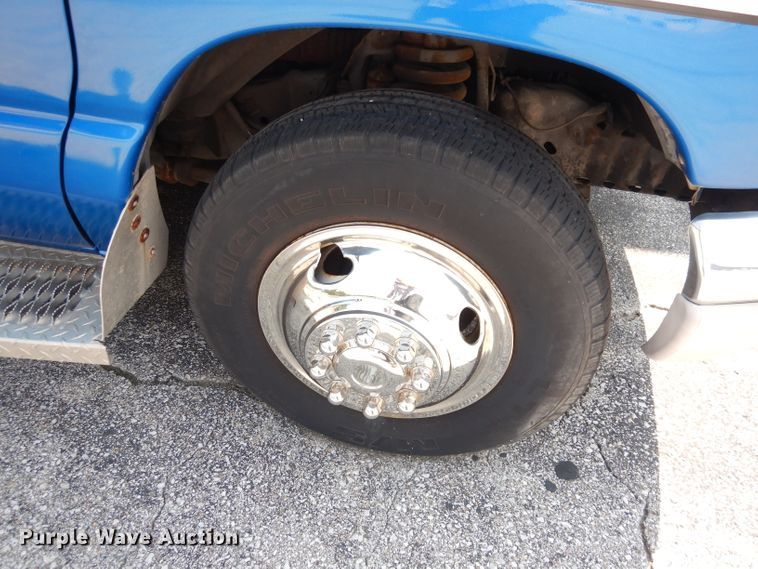 image for item DG0744 2006 Ford E450 Super Duty  ambulance